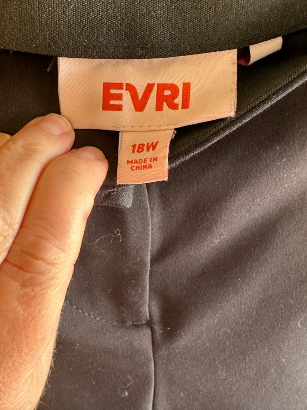 EVRI Classic Black Stretch Relaxed Fit Capri Cropped Gold Detail Pants Sz 18W - Picture 2 of 9